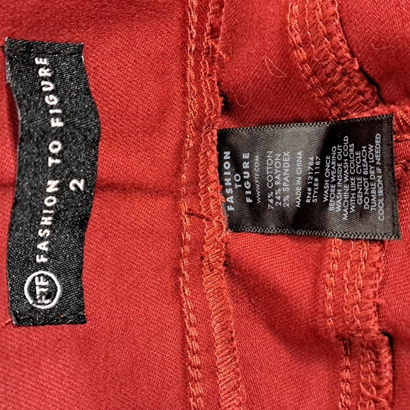 NWT! Fashion To Figure Sz 2 Rust Denim 5 Pocket Jegging - Picture 2 of 3